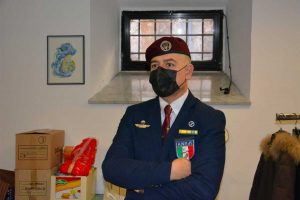 I paracadutisti viterbesi hanno donato indumenti e giocattoli alle famiglie bisognose