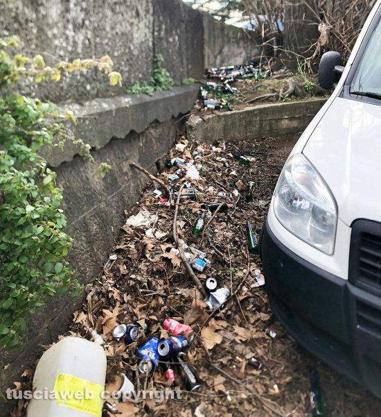 Viterbo - Rifiuti abbandonati davanti al Grandori a porta Romana