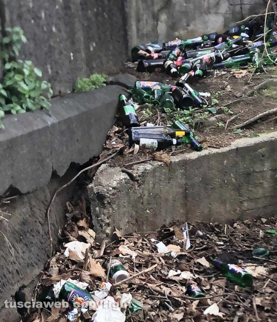 Viterbo - Rifiuti abbandonati davanti al Grandori a porta Romana