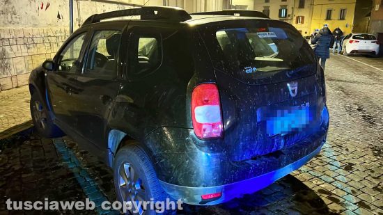 Viterbo - Un'altra auto toccata dalle fiamme in via Tommaso Carletti