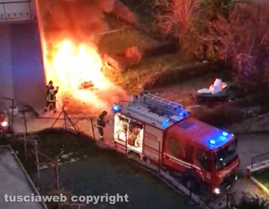 Viterbo - Auto in fiamme alla Grotticella