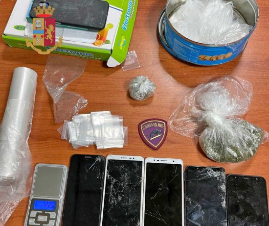 Napoli - Ruba un cellulare, viene trovato con altri 9 smartphone e marijuana