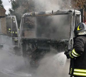 Mezzo in fiamme a Faleria