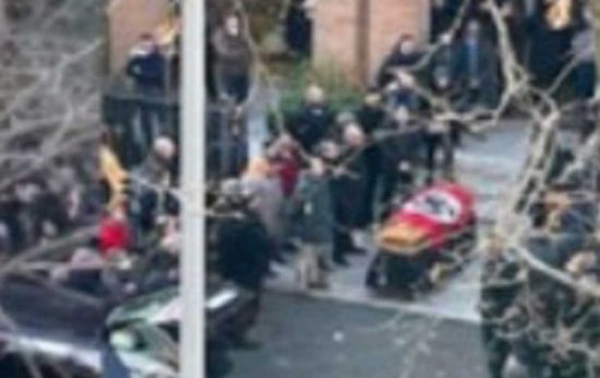 Roma - Bara avvolta nella bandiera nazista