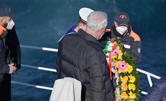 Eugenio Giani depone una corona d'alloro in memoria delle vittime della Costa Concordia