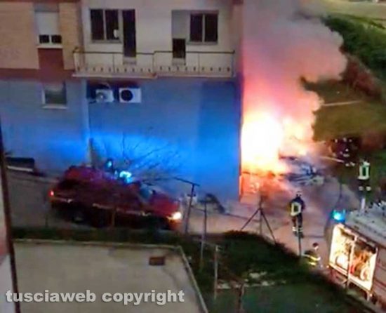 Viterbo - Auto in fiamme alla Grotticella