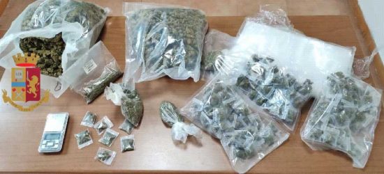 Napoli - Trovato in possesso di 1,3 kg circa di marijuana, un bilancino di precisione e diverso materiale per il confezionamento della droga