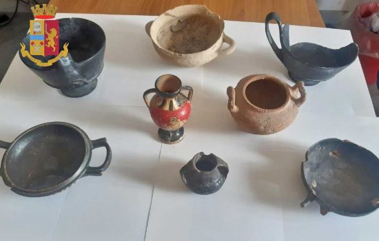 Napoli - Reperti archeologici nella fioriera