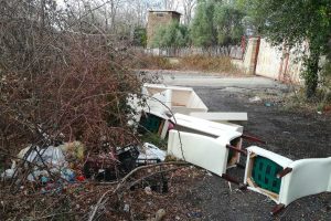 Rifiuti abbandonati lungo la Cimina