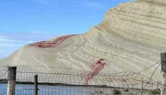 La Scala dei Turchi vandalizzata con della polvere rossa
