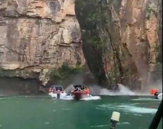 Brasile - Scogliera crolla su alcune barche di turisti