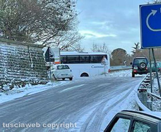Gradoli - Ghiaccio e neve sulla strada statale 489