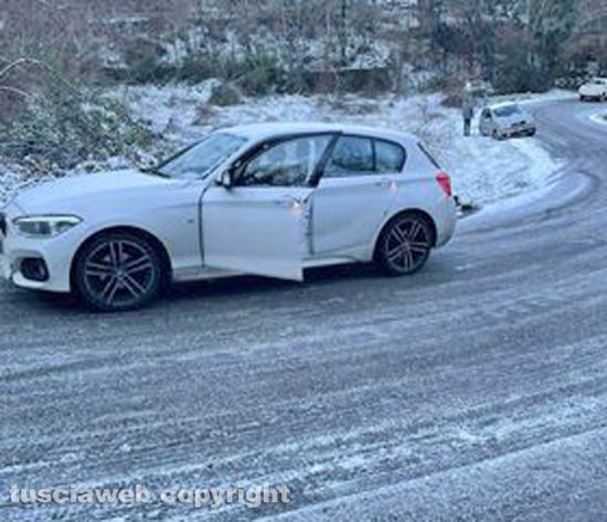 Gradoli - Ghiaccio e neve sulla strada statale 489