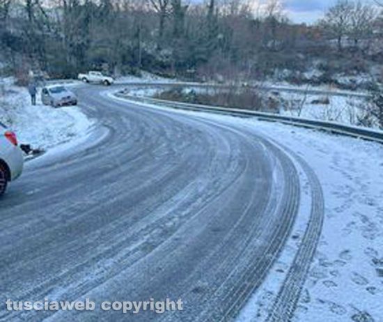 Gradoli - Ghiaccio e neve sulla strada statale 489