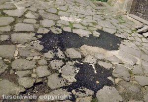 Viterbo - Strada rattoppata a Roccalvecce