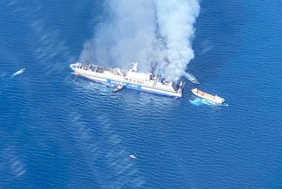 Traghetto in fiamme a Corfù