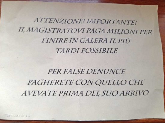 Viterbo - Bigliettini nelle cassette della posta delle abitazioni di Grotte Santo Stefano