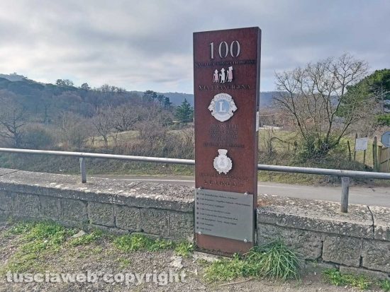 Montefiascone -La stele del 100esimo chilometro della via Francigena