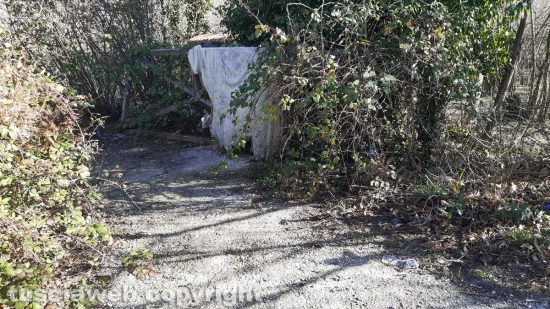 La baracca di lamiera nella riserva del lago di Vico