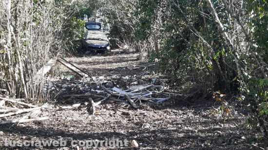 Auto abbandonata nella riserva del lago di Vico