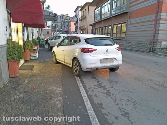 Montefiascone - I "parcheggi selvaggi" in via Dante Alighieri