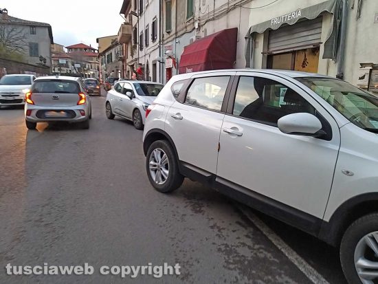 Montefiascone - I "parcheggi selvaggi" in via Dante Alighieri