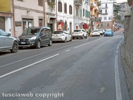Montefiascone - I "parcheggi selvaggi" in via Dante Alighieri