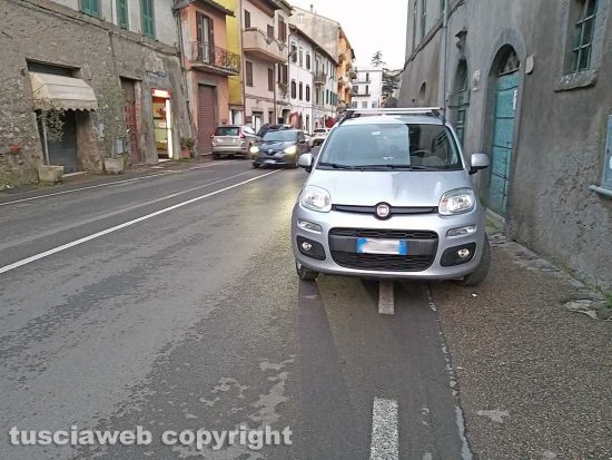 Montefiascone - I "parcheggi selvaggi" in via Dante Alighieri
