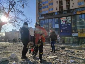 Kiev - Palazzo colpito da missile - I soccorsi