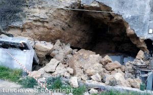 La grotta crollata lungo la strada di Roccalvecce che è stata chiusa