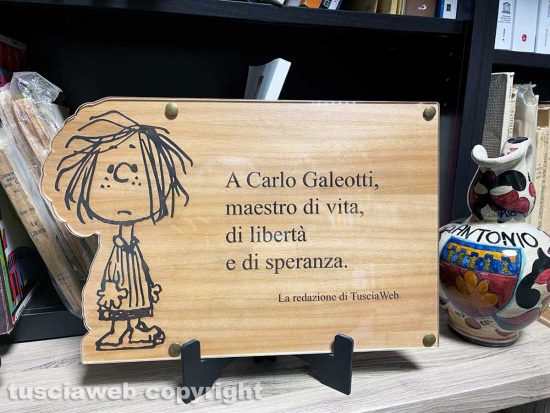 La targa donata a a carlo Galeotti dalla redazione nella sede della casa editrice