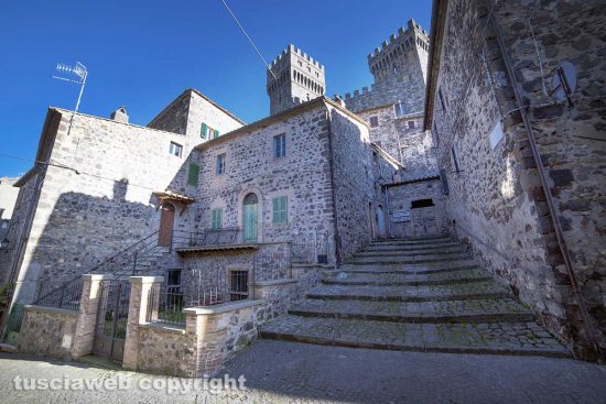 Il castello tra le case del borgo