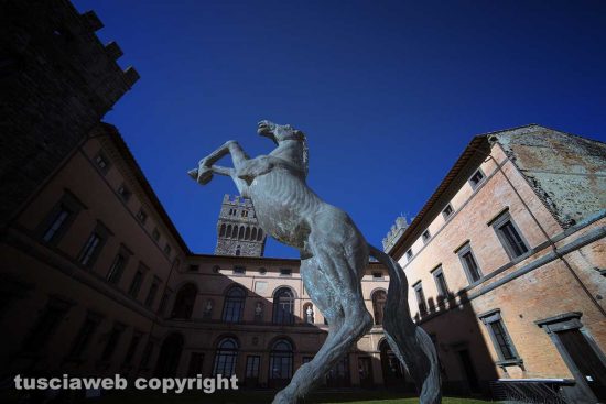 Tony Bin, statua bronzea