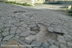 Viterbo - Il manto stradale di via Majocchi nella frazione di Roccalvecce