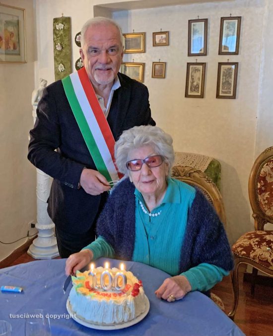 Fabrica di Roma - Il sindaco Claudio Ricci con Lea Stefanucci per festeggiare i suoi 100 anni