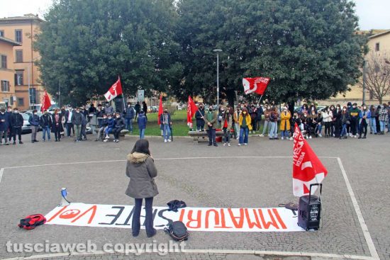 Viterbo - Studenti in piazza contro l’esame di maturità