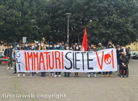 Viterbo - Studenti in piazza contro l’esame di maturità