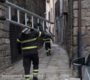 Viterbo - Cade dal tetto in via La Fontaine