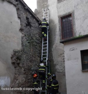 Viterbo - Cade dal tetto in via La Fontaine