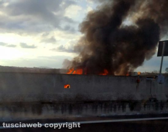Veicolo in fiamme sull'A1
