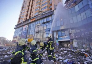 Kiev - Palazzo colpito da missile - I soccorsi