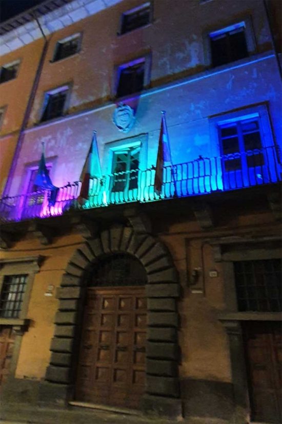Viterbo - Giornata mondiale delle malattie rare, il palazzo della provincia si illumina di azzurro, fucsia e verde
