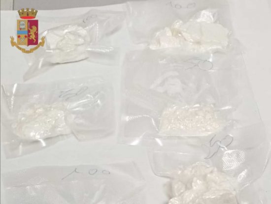Napoli - Trovati in un borsone oltre 2,5 kg di droga, una pistola e cartucce