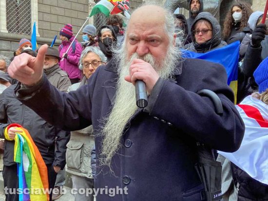 Viterbo - Manifestazione contro la guerra in Ucraina - Peppe Sini del Tavolo per la pace