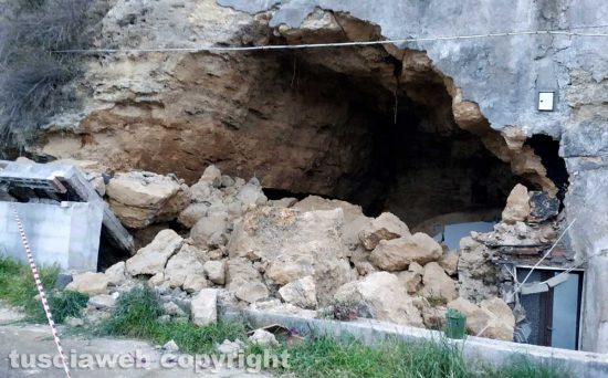 La grotta crollata lungo la strada di Roccalvecce che è stata chiusa
