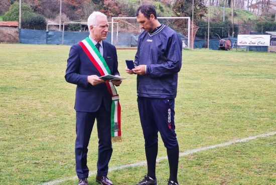 Vetralla - Il sindaco Sandrino Aquilani, insieme ad una delegazione dell’amministrazione, hanno ringraziato il mister De Paolis per aver soccorso e salvato un giocatore avversario