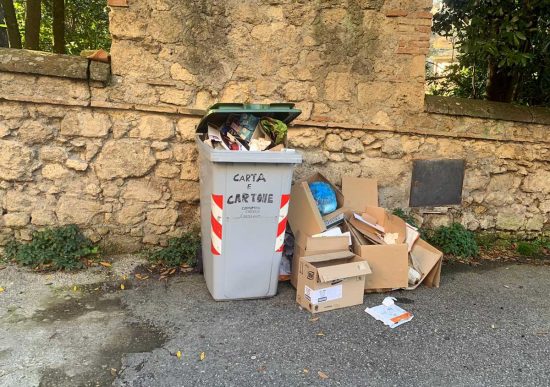 Viterbo - Secchi per la raccolta del cartone a Roccalvecce