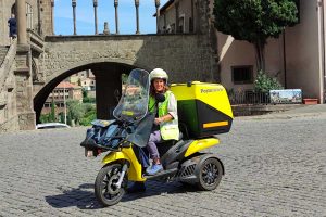 Viterbo - Uno dei mezzi "green" di Poste italiane
