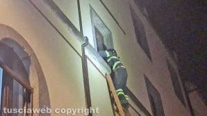 Viterbo - Donna trovata morta in casa in via della Torre - L'intervento dei vigili del fuoco