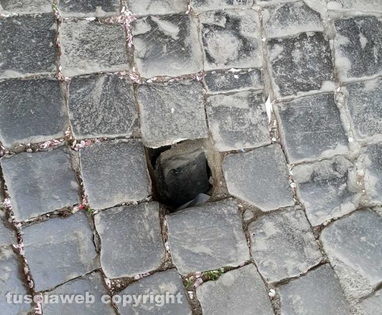 Viterbo - Buche dentro Porta della Verità